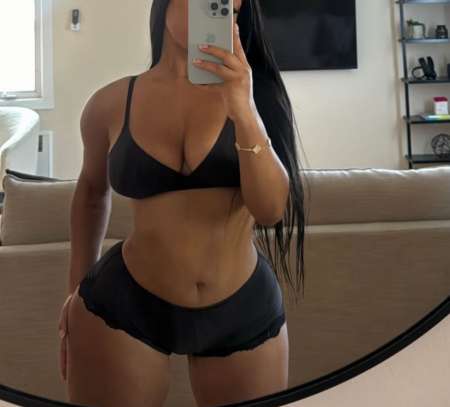  délicieuse brunette à saint denis