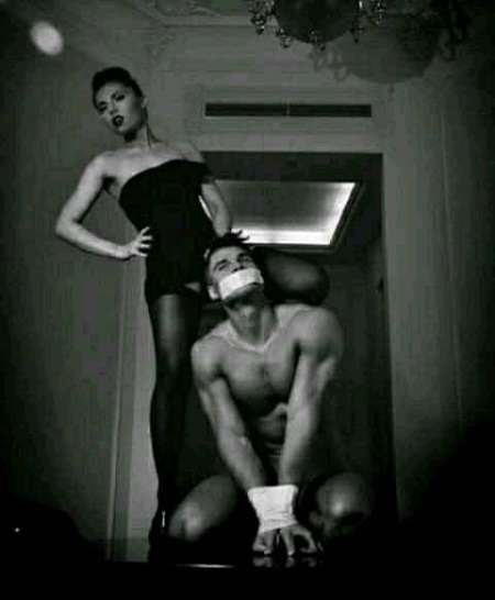 pisser et chier dans la bouche d'un homme soumis