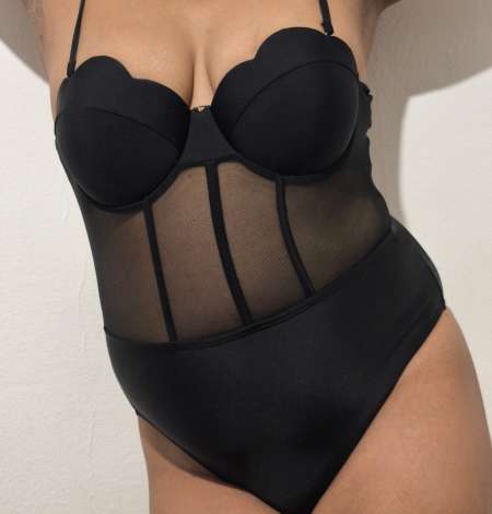 Belle femme métisse coquine sur le port