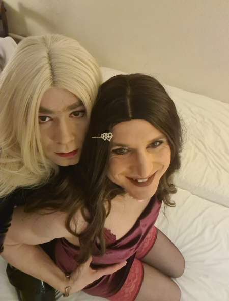 Couple de coquines qui aiment recevoir...