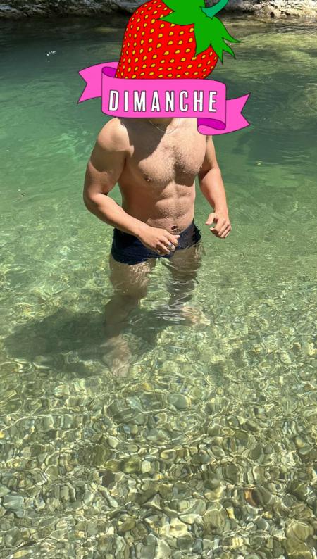 Homme muscler à l’écoute