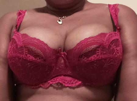 Femme moyen poitrine avec clito développé